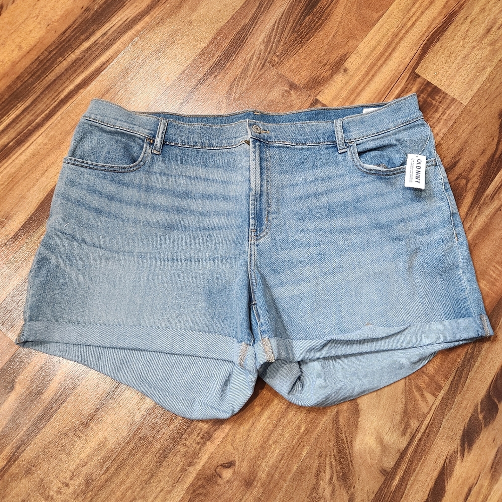 NWT Old Navy Mid Rise shorts size 20